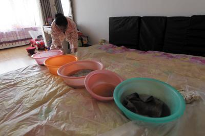 和龙楼上漏水，住户失联，小区没物管，业主维权难！律师来支招……